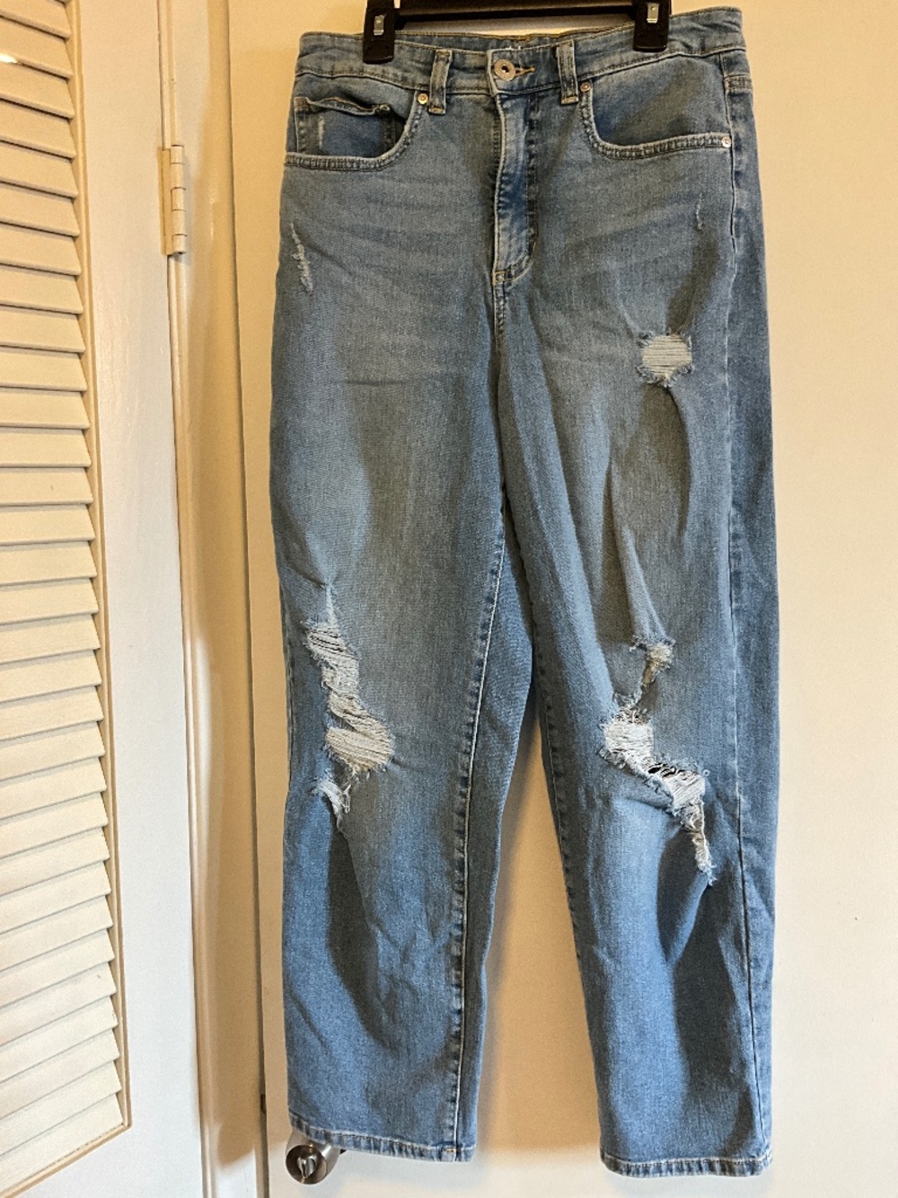 Distressed Straight leg Blue Jeans